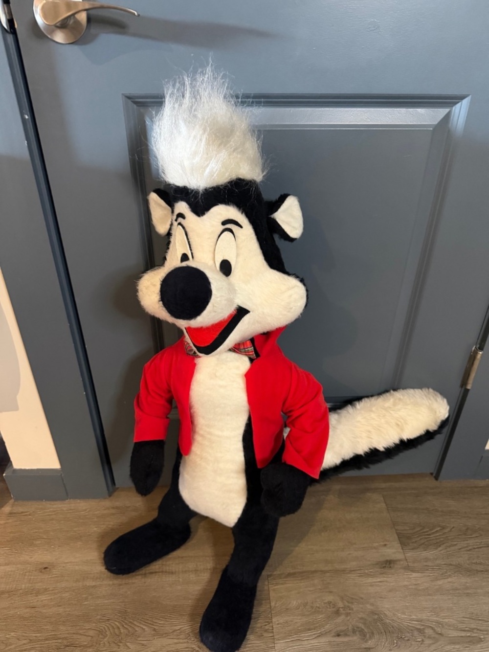 [RARE] Vintage 1970s Warner Bros Pepé Le Pew 33" Giant Plush Mighty Star Canada